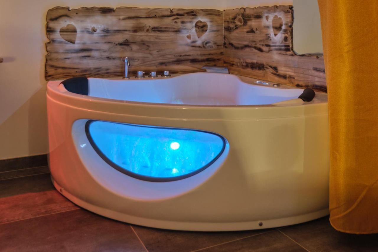 Place Carnot - Studio Tout Equipe Avec Jacuzzi Proche Toutes Commodites 카르카손 외부 사진